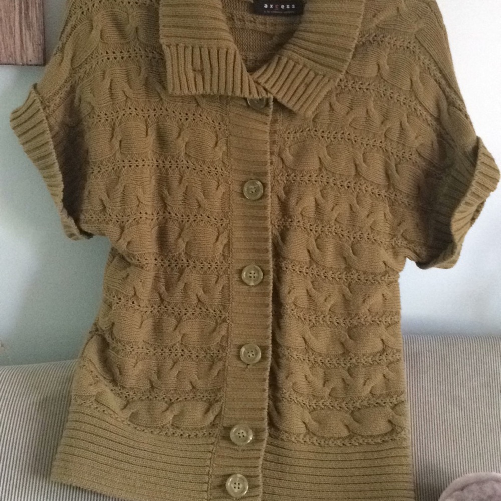 Short sleeve cable sweater by Axcess size small